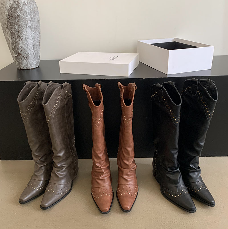 2025 New Western Cowboy Boots for Women Tall Retro Pointed Toe Rivet Trousers Boots Desert Knight Boots Chunky Heel